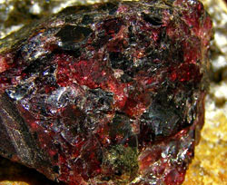 Гранат - натуральный природный камень